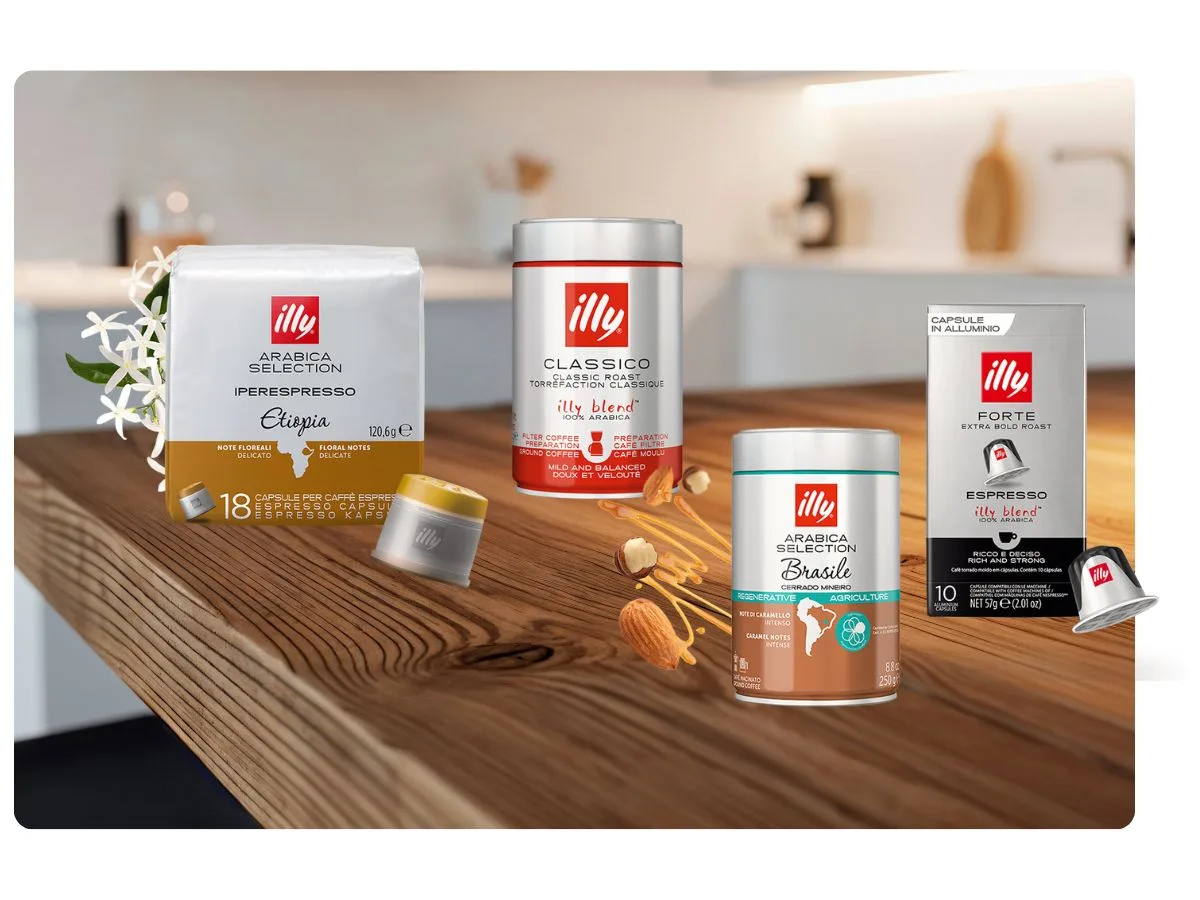 Latas icônicas de café Illy em uma bancada de cozinha.