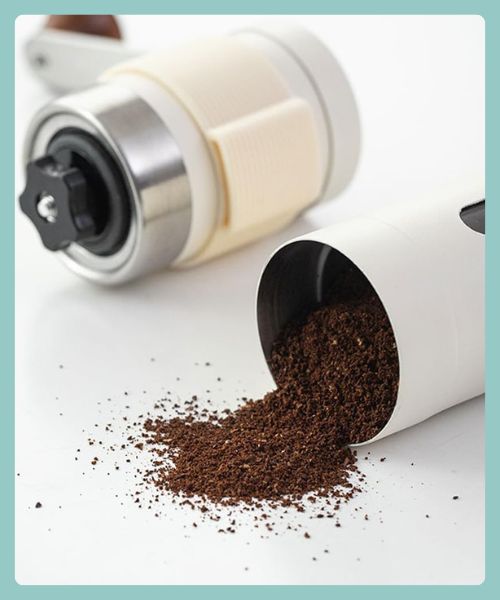 Mini moedor manual de grãos de café em um ambiente de viagem