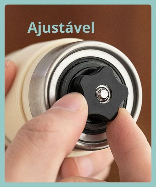 Mini moedor manual de grãos de café em um ambiente de viagem