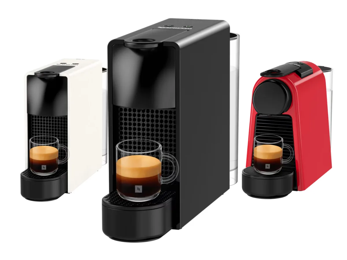 Cafeteira Nespresso Essenza Mini preta, compacta e elegante.