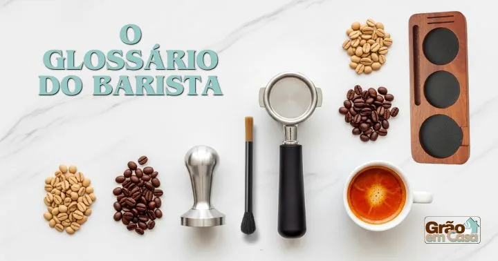 Capa do Glossário do Barista de Café. Uma base com grãos e algumas peças de preparo, além de uma xícara com café. Tudo visto de cima - Grão em Casa