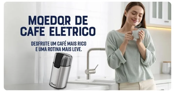 Mulher com uma xícara de café na mão ao lado do moedor de café elétrico da Inox Oster.